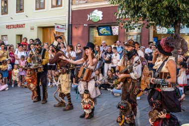 Sibiu City, Romanya - 28 Temmuz 2022. Romanya 'nın Sibiu kentinde düzenlenen Uluslararası Tiyatro Festivali sırasında müzisyenlerin katıldığı sokak geçidi.