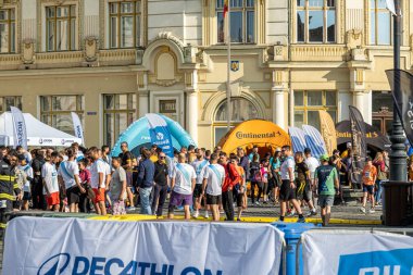 Sibiu City, Romanya - 25 Mayıs 2024. İnsanlar dışarıda spor yapıyor ya da granit küplerden yolda kardiyo eğitimi alıyorlar.
