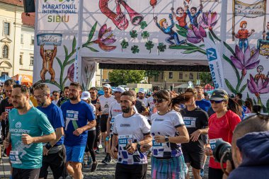 Sibiu City, Romanya - 25 Mayıs 2024. İnsanlar dışarıda spor yapıyor ya da granit küplerden yolda kardiyo eğitimi alıyorlar.