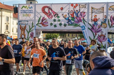 Sibiu City, Romanya - 25 Mayıs 2024. İnsanlar dışarıda spor yapıyor ya da granit küplerden yolda kardiyo eğitimi alıyorlar.