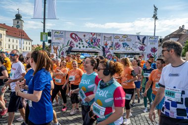 Sibiu City, Romanya - 25 Mayıs 2024. İnsanlar dışarıda spor yapıyor ya da granit küplerden yolda kardiyo eğitimi alıyorlar.