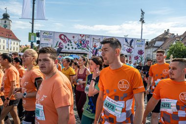 Sibiu City, Romanya - 25 Mayıs 2024. İnsanlar dışarıda spor yapıyor ya da granit küplerden yolda kardiyo eğitimi alıyorlar.