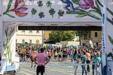 Sibiu City, Romanya - 25 Mayıs 2024. İnsanlar dışarıda spor yapıyor ya da granit küplerden yolda kardiyo eğitimi alıyorlar.