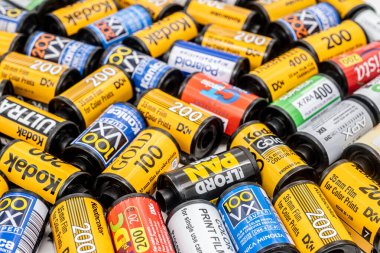 Sibiu, Romanya - 4 Nisan 2024. Geliştirilmiş filmden 35 mm 'lik boş film kutuları