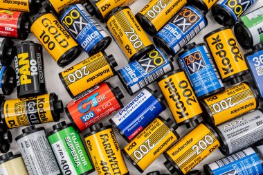 Sibiu, Romanya - 4 Nisan 2024. Geliştirilmiş filmden 35 mm 'lik boş film kutuları