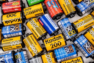 Sibiu, Romanya - 4 Nisan 2024. Geliştirilmiş filmden 35 mm 'lik boş film kutuları