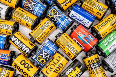 Sibiu, Romanya - 4 Nisan 2024. Geliştirilmiş filmden 35 mm 'lik boş film kutuları