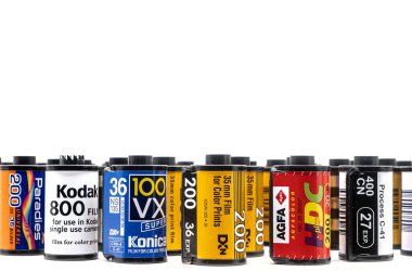 Sibiu, Romanya - 4 Nisan 2024. Geliştirilmiş filmden 35 mm 'lik boş film kutuları