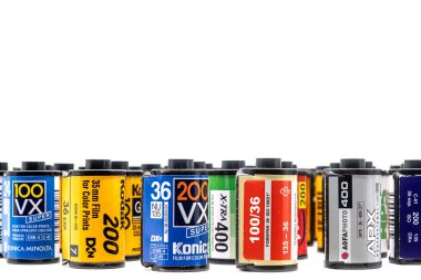 Sibiu, Romanya - 4 Nisan 2024. Geliştirilmiş filmden 35 mm 'lik boş film kutuları