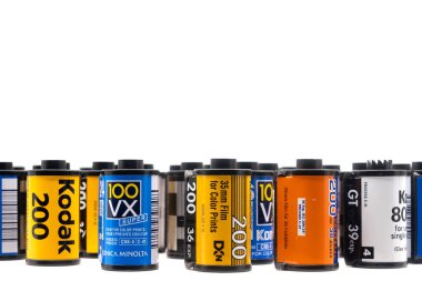 Sibiu, Romanya - 4 Nisan 2024. Geliştirilmiş filmden 35 mm 'lik boş film kutuları