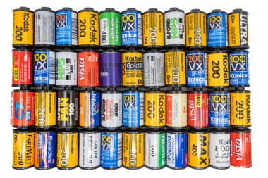 Sibiu, Romanya - 4 Nisan 2024. Geliştirilmiş filmden 35 mm 'lik boş film kutuları