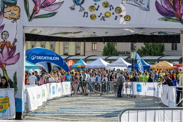 Sibiu City, Romanya - 25 Mayıs 2024. İnsanlar dışarıda spor yapıyor ya da granit küplerden yolda kardiyo eğitimi alıyorlar.