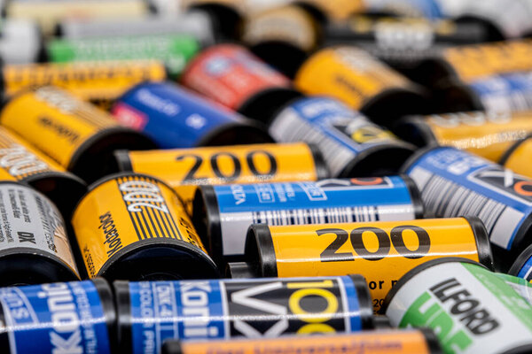 Сибиу, Румыния - 04 апреля 2024 года. Пустые 35-мм пленочные канистры из разработанной пленки
