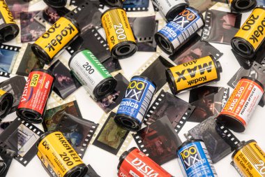 Sibiu, Romanya - 07 Nisan 2024. 35 mm 'lik eski film şeritleriyle geliştirilmiş 35 mm' lik boş film kutuları.
