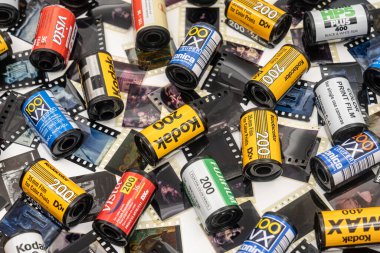 Sibiu, Romanya - 07 Nisan 2024. 35 mm 'lik eski film şeritleriyle geliştirilmiş 35 mm' lik boş film kutuları.