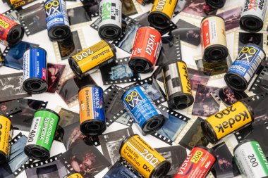Sibiu, Romanya - 07 Nisan 2024. 35 mm 'lik eski film şeritleriyle geliştirilmiş 35 mm' lik boş film kutuları.
