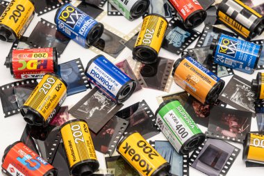 Sibiu, Romanya - 07 Nisan 2024. 35 mm 'lik eski film şeritleriyle geliştirilmiş 35 mm' lik boş film kutuları.