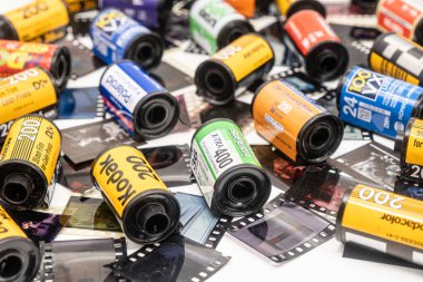 Sibiu, Romanya - 07 Nisan 2024. 35 mm 'lik eski film şeritleriyle geliştirilmiş 35 mm' lik boş film kutuları.