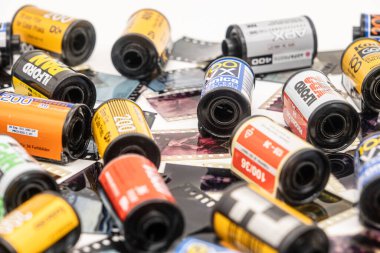 Sibiu, Romanya - 07 Nisan 2024. 35 mm 'lik eski film şeritleriyle geliştirilmiş 35 mm' lik boş film kutuları.