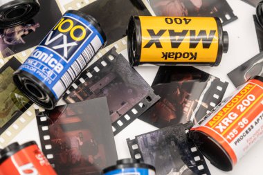 Sibiu, Romanya - 07 Nisan 2024. 35 mm 'lik eski film şeritleriyle geliştirilmiş 35 mm' lik boş film kutuları.
