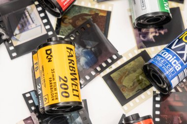 Sibiu, Romanya - 07 Nisan 2024. 35 mm 'lik eski film şeritleriyle geliştirilmiş 35 mm' lik boş film kutuları.