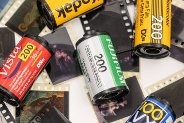 Sibiu, Romanya - 07 Nisan 2024. 35 mm 'lik eski film şeritleriyle geliştirilmiş 35 mm' lik boş film kutuları.