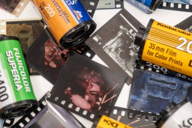 Sibiu, Romanya - 07 Nisan 2024. 35 mm 'lik eski film şeritleriyle geliştirilmiş 35 mm' lik boş film kutuları.