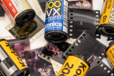 Sibiu, Romanya - 07 Nisan 2024. 35 mm 'lik eski film şeritleriyle geliştirilmiş 35 mm' lik boş film kutuları.