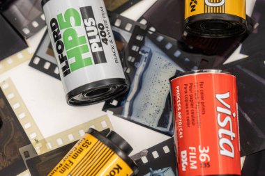 Sibiu, Romanya - 07 Nisan 2024. 35 mm 'lik eski film şeritleriyle geliştirilmiş 35 mm' lik boş film kutuları.