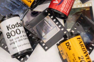 Sibiu, Romanya - 07 Nisan 2024. 35 mm 'lik eski film şeritleriyle geliştirilmiş 35 mm' lik boş film kutuları.