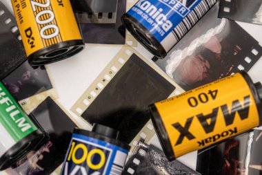 Sibiu, Romanya - 07 Nisan 2024. 35 mm 'lik eski film şeritleriyle geliştirilmiş 35 mm' lik boş film kutuları.