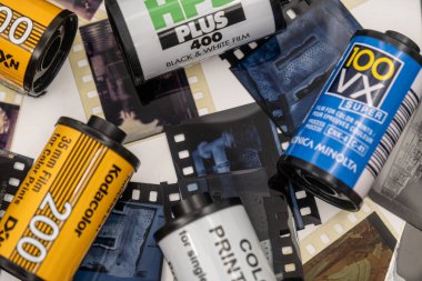 Sibiu, Romanya - 07 Nisan 2024. 35 mm 'lik eski film şeritleriyle geliştirilmiş 35 mm' lik boş film kutuları.