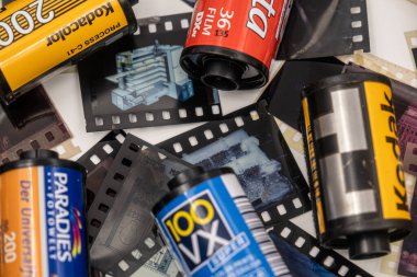 Sibiu, Romanya - 07 Nisan 2024. 35 mm 'lik eski film şeritleriyle geliştirilmiş 35 mm' lik boş film kutuları.
