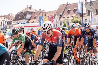 Sibiu City, Romanya - 08 Temmuz 2024 Sibiu Ciclyng Tour 'un 3. etabı başlamadan önce bisikletçiler