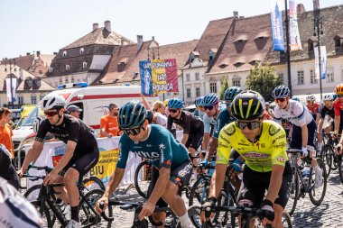 Sibiu City, Romanya - 08 Temmuz 2024 Sibiu Ciclyng Tour 'un 3. etabı başlamadan önce bisikletçiler