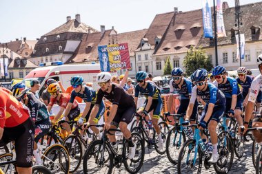 Sibiu City, Romanya - 08 Temmuz 2024 Sibiu Ciclyng Tour 'un 3. etabı başlamadan önce bisikletçiler