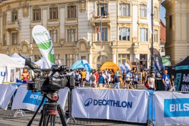 Sibiu City, Romanya - 25 Mayıs 2024. Uluslararası Maraton Sibiu 'daki profesyonel film kamerası, Romanya' nın en büyük hayır maratonu olan Büyük Meydan, Sibiu, Romanya