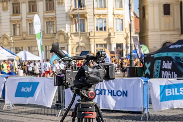 Sibiu City, Romanya - 25 Mayıs 2024. Uluslararası Maraton Sibiu 'daki profesyonel film kamerası, Romanya' nın en büyük hayır maratonu olan Büyük Meydan, Sibiu, Romanya