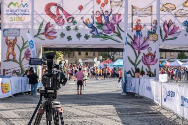 Sibiu City, Romanya - 25 Mayıs 2024. Uluslararası Maraton Sibiu 'daki profesyonel film kamerası, Romanya' nın en büyük hayır maratonu olan Büyük Meydan, Sibiu, Romanya