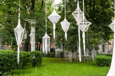 Sibiu City, Romanya - 20 Haziran 2024 'te parktaki beyaz tuvalden sanatsal kreasyonlar, tamamen nesneler ve malzemelerle yeniden kullanılan bir kamu sanat projesi