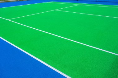 Sentetik çimen tenis kortunun bir parçası.