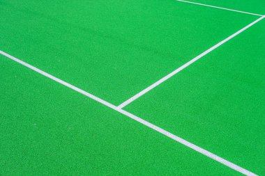 Sentetik çimen tenis kortunun bir parçası.