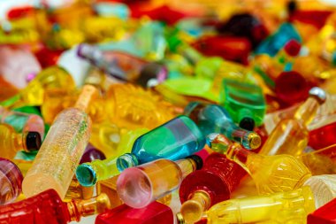 Bir sürü minyatür reçine. Rotasyon masasında içki şişeleri.