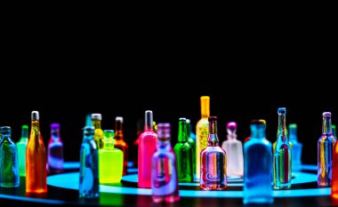 Siyah arka planlı etiketsiz çeşitli minyatür alkol şişeleri