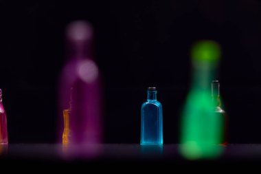 Siyah arka planlı etiketsiz çeşitli minyatür alkol şişeleri