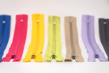 Bağlayıcı kumaş veya tekstil için el yapımı terzilik desenli çok renkli plastik fermuarlar veya Zip Fasteners