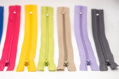 Bağlayıcı kumaş veya tekstil için el yapımı terzilik desenli çok renkli plastik fermuarlar veya Zip Fasteners