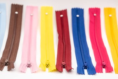 Bağlayıcı kumaş veya tekstil için el yapımı terzilik desenli çok renkli plastik fermuarlar veya Zip Fasteners