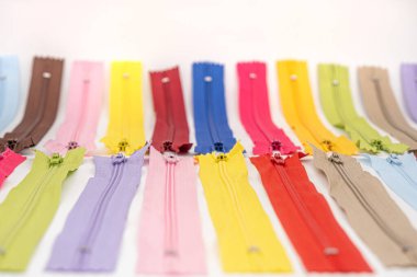 Bağlayıcı kumaş veya tekstil için el yapımı terzilik desenli çok renkli plastik fermuarlar veya Zip Fasteners