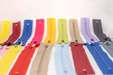 Bağlayıcı kumaş veya tekstil için el yapımı terzilik desenli çok renkli plastik fermuarlar veya Zip Fasteners